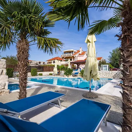 Dalmatina Mit Pool * Задар